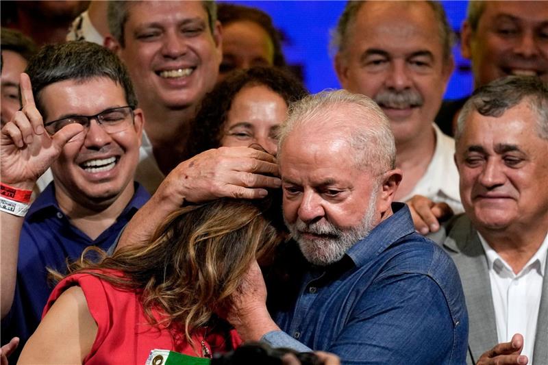 Luiz Inácio Lula da Silva umarmt seine Frau Rosangela.