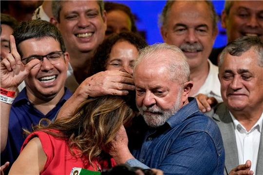 Luiz Inácio Lula da Silva umarmt seine Frau Rosangela.