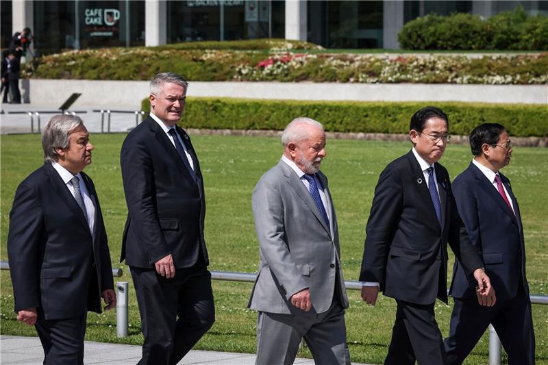 Luiz Inacio Lula da Silva (M) mit anderen Gipfelteilnehmern beim G7-Treffen in Hiroshima.