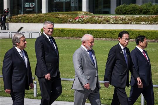 Luiz Inacio Lula da Silva (M) mit anderen Gipfelteilnehmern beim G7-Treffen in Hiroshima.