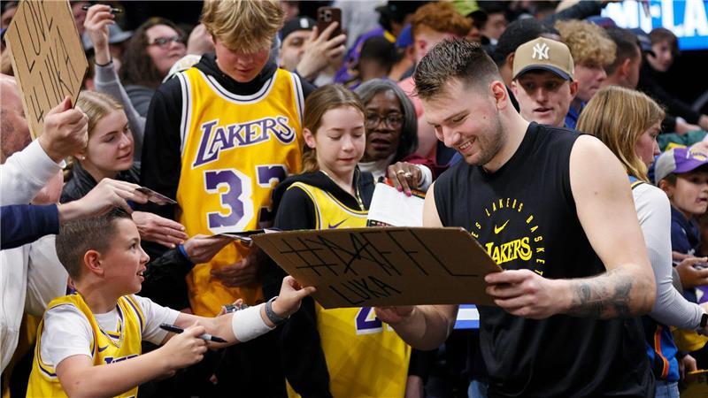 Medien: Doncic bleibt für 165 Millionen Dollar bei Lakers Luka Doncic dankt den Fans für ihre Unterstützung.