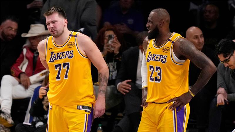 Medien: Doncic bleibt für 165 Millionen Dollar bei Lakers Luka Doncic (l) schied mit den Lakers in der vergangenen Saison in den Playoffs früh aus.