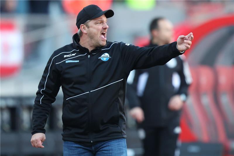 Boevink von Drittligist Oldenburg wechselt nach Paderborn Lukas Kwasniok, Trainer des SC Paderborn, ist erster HSV-Verfolger. Foto: dpa