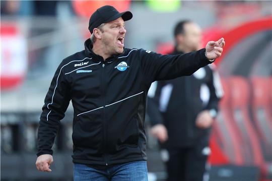 Lukas Kwasniok, Trainer des SC Paderborn, ist erster HSV-Verfolger. Foto: dpa