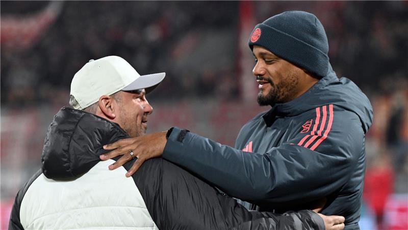 Lukas Kwasniok (l.) staunt über die Leistungsstärke von Vincent Kompanys (r.) Bayern.