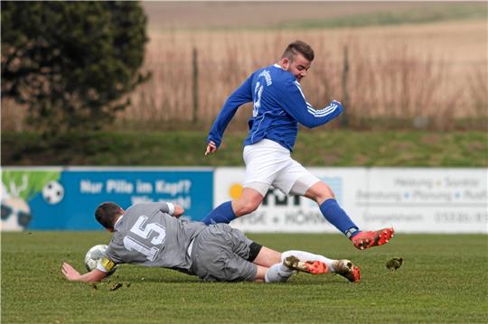 Lukas Löwe, der hier Pascal Nagel von der SG Achim/Börßum/Hornburg zu einer Taucheinlage zwingt, bringt den FCO mit 1:0 in Führung, muss wenig später aber mit einer Kopfverletzung vom Platz. Foto: Gietemann