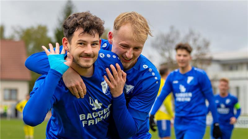 Lukas Markinas (l.) bejubelt mit Paul-Jaro Kubczak einen seiner drei Treffer für dieFG Vienenburg/Wiedelah gegen Salzdahlum. Foto: Drechsler