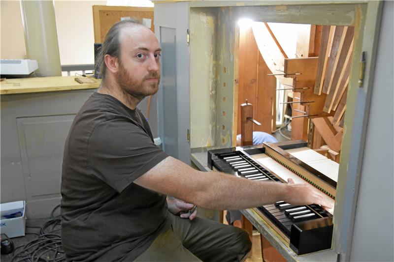 Frontpfeifen der Engelhardt-Orgel von Westerode wieder aus Zinn Lukas Neumann installiert das erneuerte Manual auf dem Spieltisch. Foto: Berg