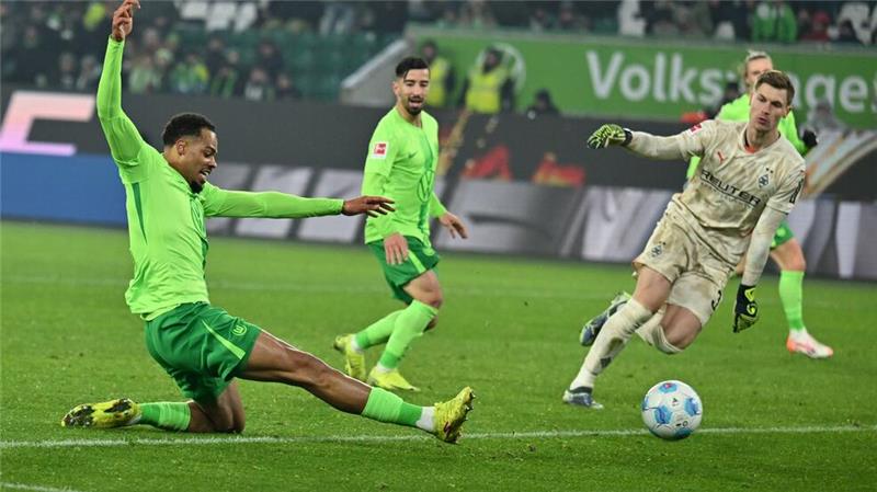 Zwei Tore, zwei Jahre Pech: Nmechas „Leidenszeit ist vorbei“ Lukas Nmecha schießt beim 5:1 gegen Borussia Mönchengladbach sein zweites Tor.
