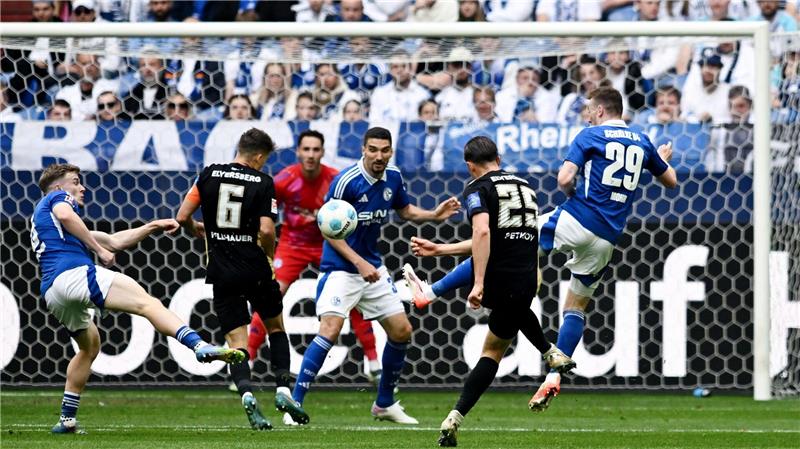 Elversberg schlägt Schalke und spielt um die Bundesliga Lukas Petkov bringt Elversberg sehenswert in Führung.