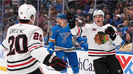 Lukas Reichel (r) erzielte erstmals zwei Tore in einem NHL-Spiel.