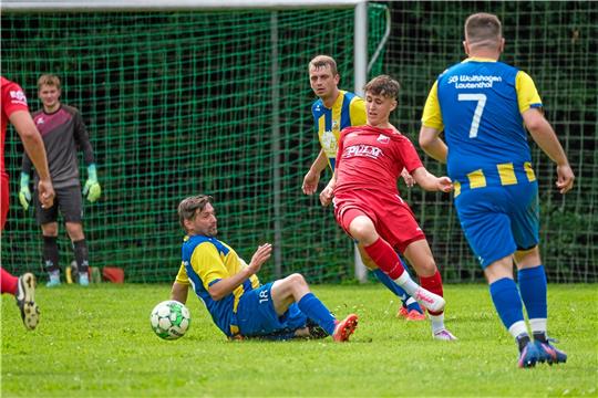 Lukas Runge (M.) gehört mit 22 Treffern zu den erfolgreichsten Torschützen der Nordharzliga. Dennoch steht seine Mannschaft, der FC Rot-Weiß Rhüden, derzeit auf einem Abstiegsplatz. Foto: Drechsler