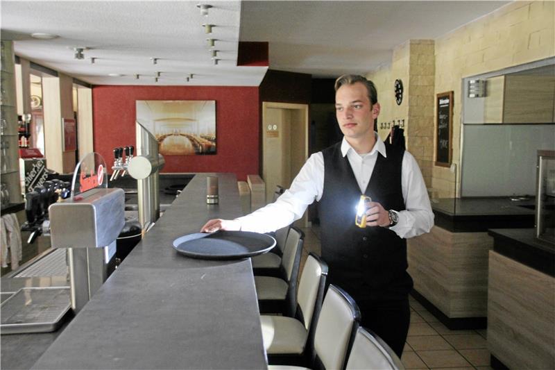 Lukas Seiffert zückt die Taschenlampe: Im Hotel „Tannengrund“ bleibt es am 13. Juli dunkel. Dem Betrieb entsteht bei dem Stromausfall nach Angaben von Eigentümer Marco Osmialowski ein Schaden von mehreren Tausend Euro.  Archivfoto: Ciszewski