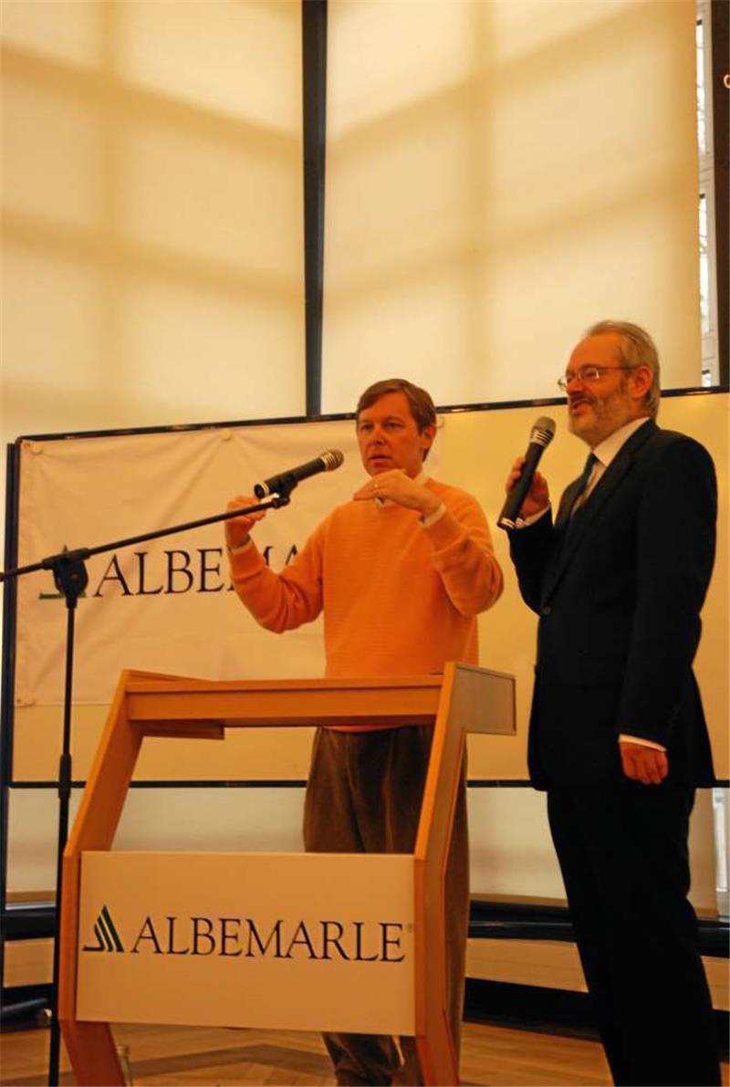 Luke Kissam (li.) hält eine Rede vor der Belegschaft, die von einem Dolmetscher übersetzt wird.  Foto: Deshkin