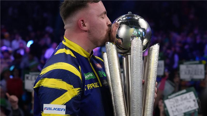 Luke Littler feiert den WM-Titel.