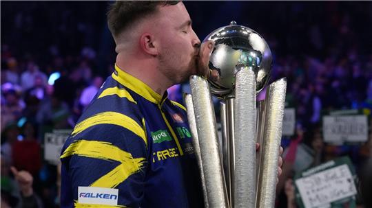 Luke Littler feiert den WM-Titel.