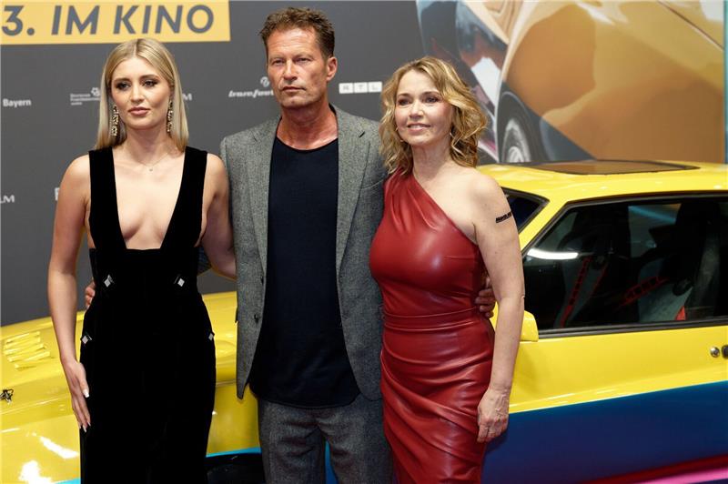 Premiere von „Manta Manta - Zwoter Teil” in Köln Luna Schweiger (l), Till Schweiger und Tina Ruland bei der Premiere in Köln.