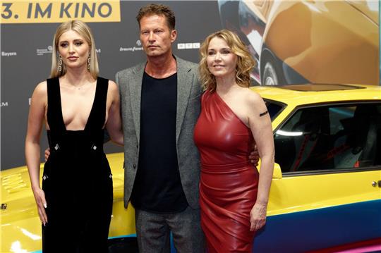 Luna Schweiger (l), Till Schweiger und Tina Ruland bei der Premiere in Köln.