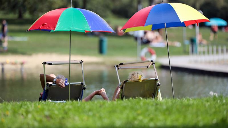 Lupenreines Badewetter - laut DWD zum Start in die neue Woche aber nur im Südwesten. (Symbolbild)