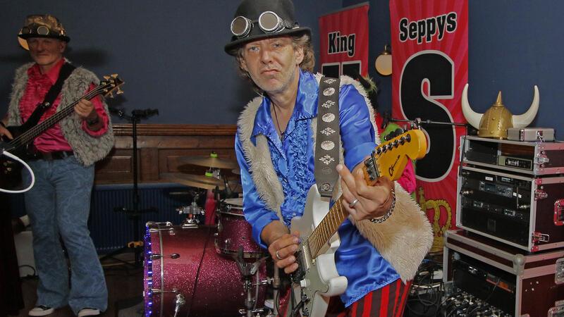 Lustige Outfits haben vergangenes Jahr die Jungs von King Seppy‘s Flokatis im „Kö“.