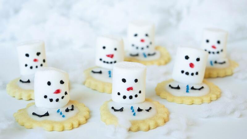 Wie Plätzchen backen mit Kindern richtig schön wird Lustige und kreative Idee: die Melted Snowman-Plätzchen.