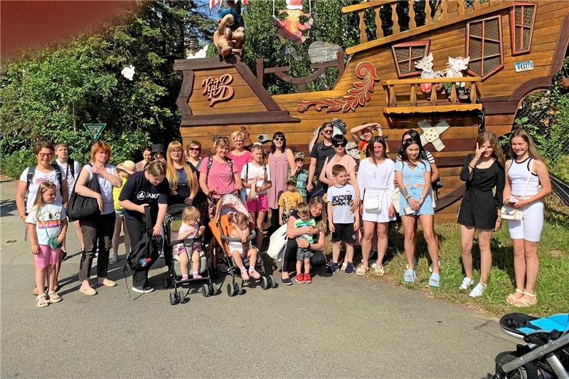 Ausflug ukrainischer Familien nach Sottrum Lutteraner und Ukrainer stellen sich bei Sonnenschein im Erlebnispark Sottrum zum Erinnerungsfoto auf. Foto: Privat