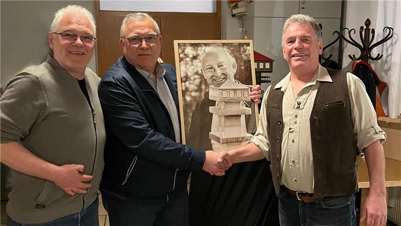 Der Vienenburger Harlyturm braucht einen neuen Mantel Lutz Schröder (r.) und sein Vize Ulrich Janiec (l.) freuen sich über ein neu gerahmtes Bild von Gründervater Otto Bause, das sein Sohn Frank Bause überbringt. Er legt auch gleich eine der ersten Spenden für die Sanierung der Turm-Fassade auf den Tisch
