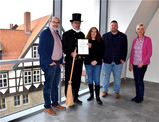 Lutz Senkbeil erhält seine Bestellungsurkunde aus den Händen von Kreisbaurat Sven Volkers. Mit dabei: Lars Winter als Vertreter der Schornsteinfegerinnung Braunschweig und die für das Schornsteinfegerwesen zuständige Mitarbeiterin Andrea Klingenberg von der Abteilung Bauverwaltung und Immissionsschutz sowie Abteilungsleiterin Katrin Bosse.