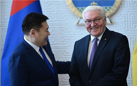Luvsannamsrai Oyun-Erdene, Ministerpräsident der Mongolei (l), und Bundespräsident Frank-Walter Steinmeier. Etwa einer von hundert Mongolen spricht die deutsche Sprache - auch deshalb, weil viele Mongolen in der DDR studierten oder arbeiteten.