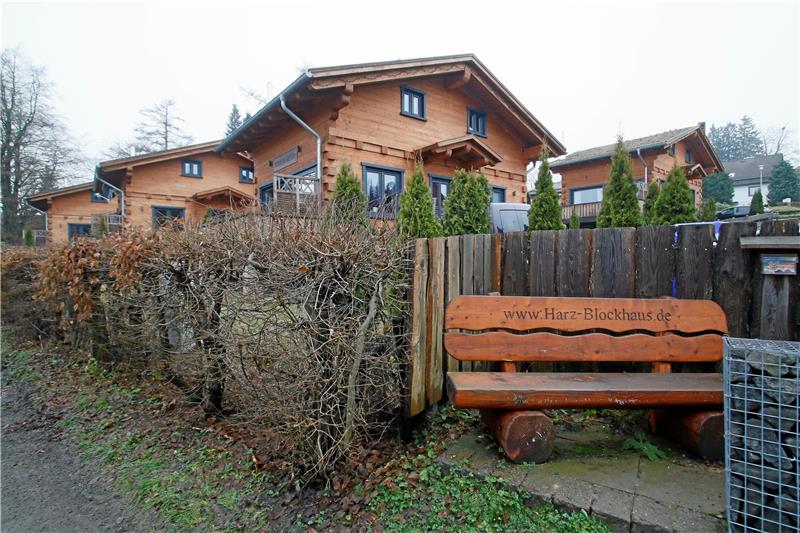 Luxus in Holz: Nicht zentral an der Rathausstraße, sondern idyllisch am Hühnertalweg laden diese Fünf-Sterne-Blockhäuser die Harzer Gäste zum Verweilen ein.