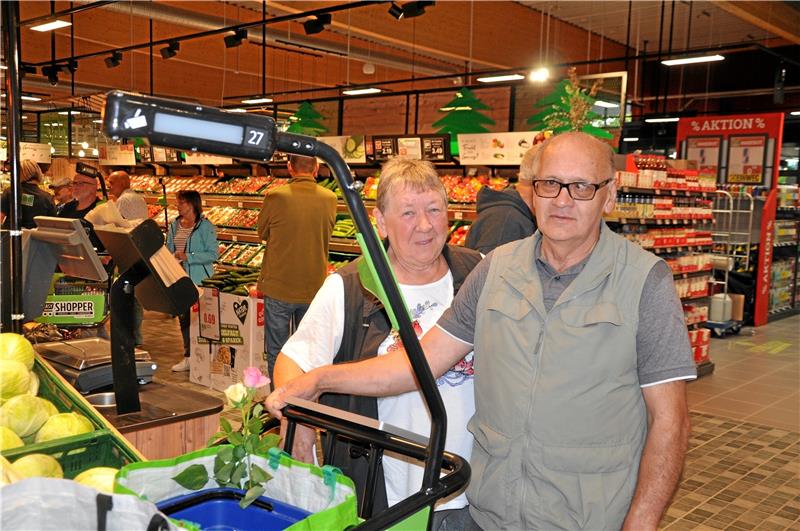 Zum Marktkauf-Start in Goslar: Treu wie Gold und zwei alte Bekannte Luzie und Josef Dorn sind zwei Marktkauf-Stammkunden, die sich über die Neueröffnung sehr freuen. Foto: Heine