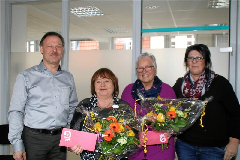Lydia Drescher und Heidemarie Hartmann(M., v.l.) haben 44 Jahre lang die GZ ausgetragen. Logistik-Leiter Andreas Pohler und Vertriebsinspekteurin Madlen Witthauer verabschieden die beiden in den wohlverdienten Ruhestand.  Foto: Meyer-Zurwelle