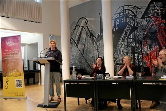 Lyrik-Preisträger Moritz Detje mit Claudia Dietrich und Renate Maria Riehemann vom Verein „Lyrik lebt“ und Verleger Alfred Büngen (v. li.).  Foto: Niemann