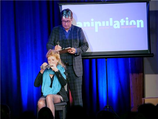 „M“, wie Manipulation: Detlef Simon steht es auf der Stirn. Er lässt Sabine die Gedanken-Kurbel drehen. Fotos: Potthast