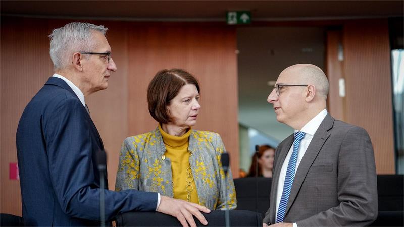 MAD: Bedrohung durch Sabotage hat „erheblich zugenommen“ MAD-Präsidentin Martina Rosenberg mit den Chefs der anderen Nachrichtendienste. (Archivbild)