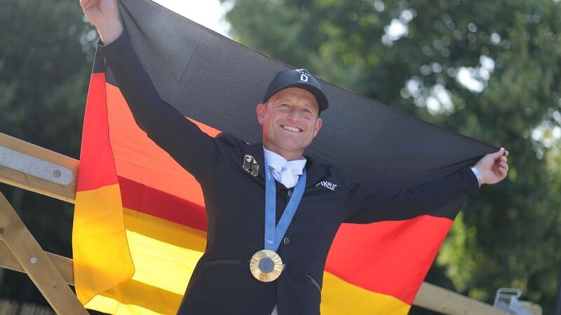 Jungs Gold-Feier mit kleiner Verzögerung MIchael Jung feiert sein viertes Olympia-Gold.