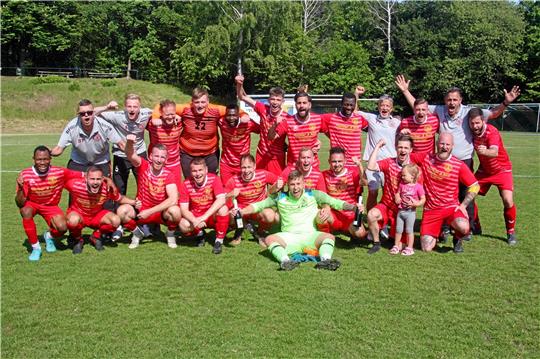 MIt einem Sieg auf dem Gielder Eichberg bringt der SC 18 Harlingerode die Meisterschaft in der Staffel 1 der Nordharzliga unter Dach und Fach. Nun will sich das Team von Trainer Boris Bodenstein (hintere Reihe rechts) in der Bezirksliga etablieren. Foto: GZ-Archiv