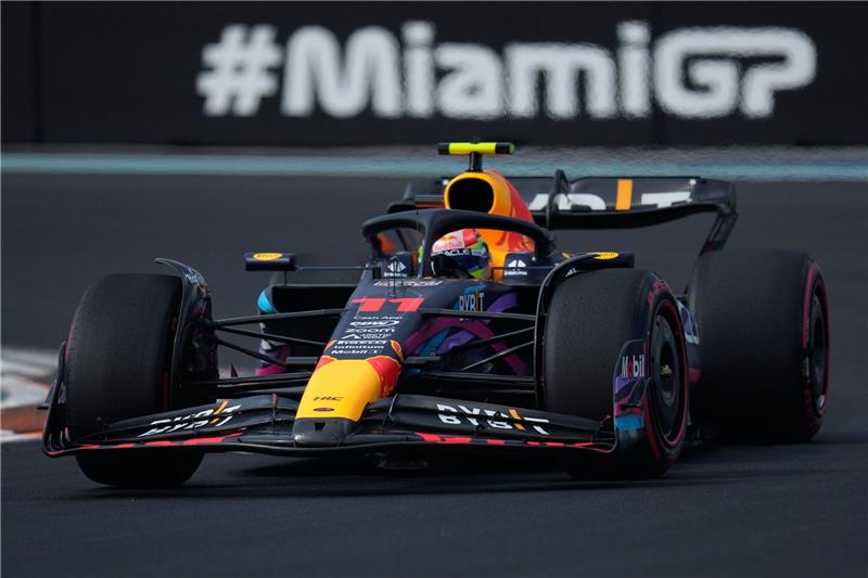 „Sergio, Sergio”: Pérez auf Pole in Miami MRed-Bull-Pilot Sergio Perez aus Mexiko steuert sein Auto während des Qualifyings.