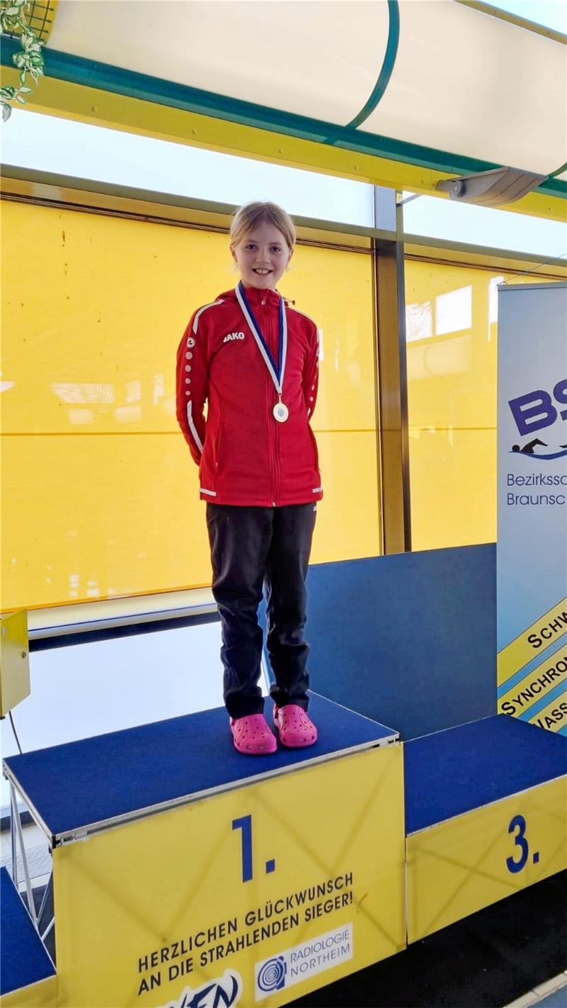 Die Harzer Schwimmer räumen viele Titel ab MTV-Schwimmerin Elisa Horn gewinnt vier Titel bei den Bezirksmeisterschaften in Northeim. Foto: Privat
