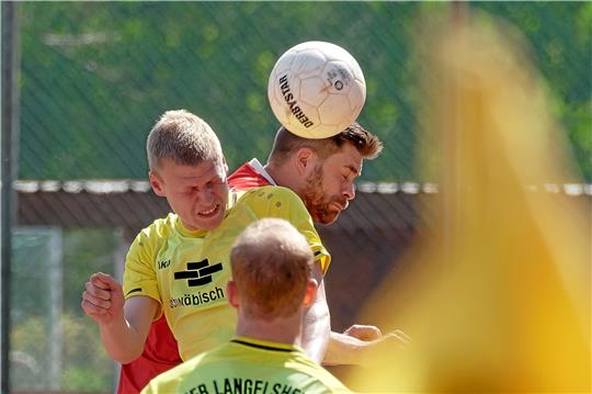 Maarten Fiebig (l.), Spielertrainer des VfR Langelsheim, und Tobias Gädicke vom TSV Münchehof hauen sich ins Kopfballduell. Münchehof entführt am Ende mit 2:0 die Punkte aus dem Harzstadion. Foto: Drechsler