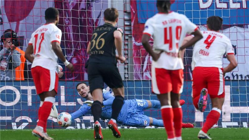 Maarten Vandevoordt hält den Elfmeter von Keven Schlotterbeck.