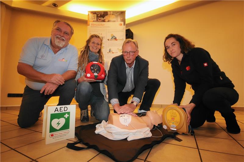 Machen den MTV zum herzsicheren Verein (v.li.): Erste-Hilfe-Ausbilder Uwe Zeller, Heidi Seksts von der Lotto-Sport-Stiftung, Jürgen Alms und Johanna Ziegler.  Foto: Gereke