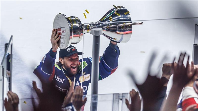 Gegen alle Widerstände: Eisbären holen Titel „für Tobi“ Machtdemonstration im Finale: Berlins Zach Boychuk jubelt mit den Fans.