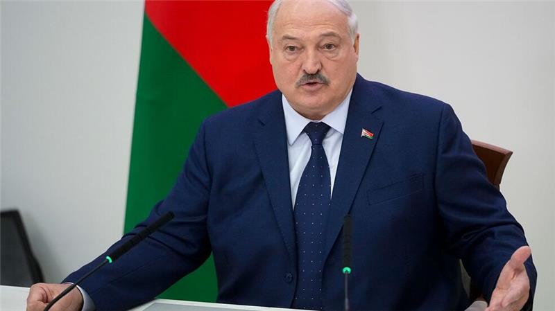 Prognose in Belarus sieht Lukaschenko als klaren Wahlsieger Machthaber Alexander Lukaschenko will in Belarus nach mehr als drei Jahrzehnten nach der umstrittenen Präsidentenwahl noch mindestens fünf weitere Jahre regieren.