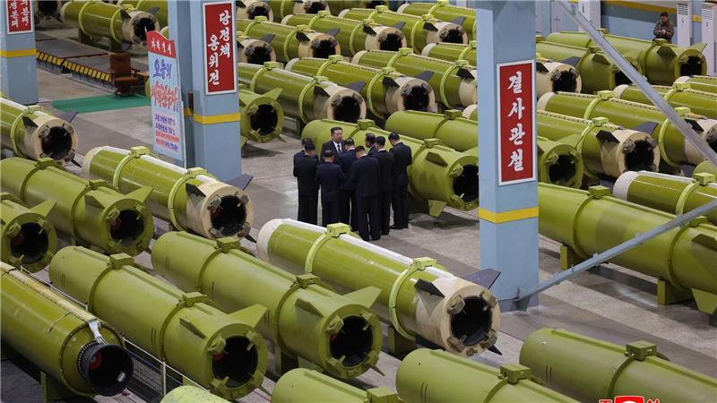 Machthaber Kim Jong Un (M) inspiziert Raketenproduktion.