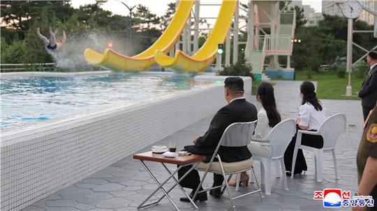 Machthaber Kim Jong Un weiht eine neue Touristenanlage an der nordkoreanischen Ostküste ein.