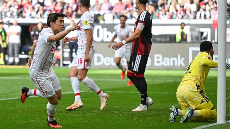 Machtlos beim 2:2 durch Suzuki: Noah Atubolu im Eintracht-Tor.