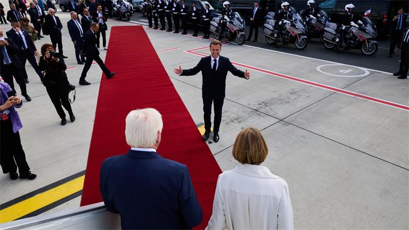 Macron begrüßt Steinmeier auf dem Flughafen Bordeaux 