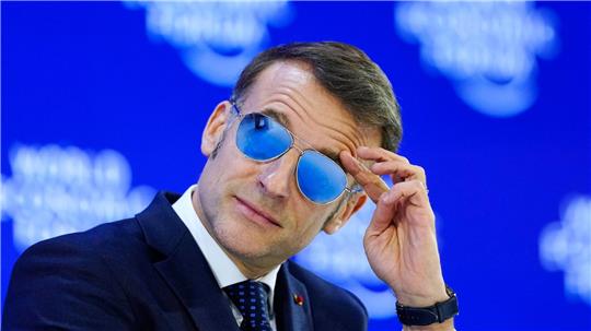 Macron trug bei seiner Rede in Davos wegen einer Entzündung Sonnenbrille.