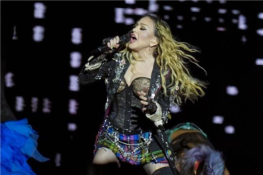 Madonna tritt in der letzten Show ihrer "The Celebration Tour" am Strand der Copacabana auf.